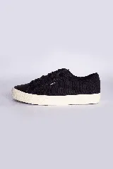 Calzado casual negro para hombre, con suela de goma y logo estampado.