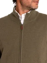 Sweater color café de tejido de punto, con cuello alto, cierre frontal completo y mangas largas.
