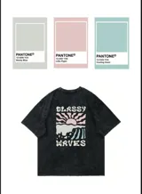 Remerón negro con efecto lavado y estampado en la espalda con un diseño de ondas, sol y la frase "Glassy Waves".