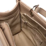 Cartera estructurada compacta color beige, con doble manija fija y correa larga regulable y desmontable. Presenta solapa frontal con botón imantado y herrajes metálicos color plateado.