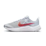 Championes Nike Downshifter 12 para hombre, color negro con detalles en rojo y suela blanca.