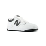 Championes New Balance BB 480 de cuero blanco y negro, inspirados en el baloncesto de los años 80, con plantilla Ortholite acolchada y cuello acolchado para mayor comodidad.