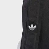Mochila negra Adidas Adicolor Classic con logo blanco de la marca en el frente. Tiene un compartimento principal amplio con cierre de cremallera, un bolsillo frontal adicional y bolsillos laterales. Las correas son acolchadas y ajustables.