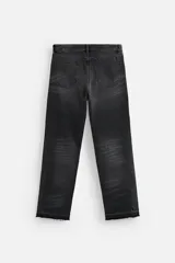 Pantalón de jean negro con efecto lavado, corte flare, cinco bolsillos, cierre frontal con cremallera y botón, y bajo con acabado irregular.