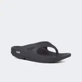 Sandalias tipo ojota de color negro, con tira ancha y logo de la marca en el lateral. Presentan una suela gruesa y ergonómica con soporte de arco.