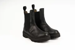 Bota Chelsea de cuero negro con elásticos laterales, suela track y tirador trasero. Diseño artesanal de producción local.
