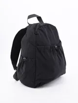 Mochila de tela color crema con bolsillo frontal con cordón ajustable, bolsillos laterales y correas de tela.