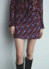 Minifalda marrón con estampado abstracto en tonos azul y negro.