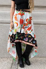 Falda midi irregular estampada con motivos místicos, cintura elastizada con cordón ajustable.