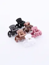 Set de seis pinzas para el pelo tipo clip, en colores rosa, blanco, marrón, beige, negro y gris.