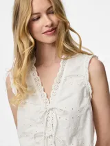 Top blanco sin mangas, con escote en V y bordado inglés. Se ajusta mediante tiras.