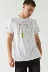Remera blanca de algodón con estampado tipográfico en tonos grises y verde neón.
