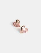 Par de aros pasantes con forma de corazón bañados en oro rosa, con strass rosados en la mitad inferior.