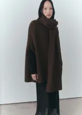 Abrigo marrón de tejido de punto de canalé con cuello bufanda, cierre de botones en la parte delantera y diseño recto sin mangas.