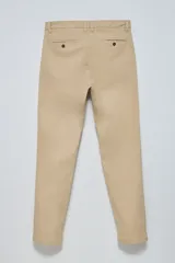 Pantalón chino color beige de corte recto con bolsillos laterales y traseros. Tobillos con dobladillo.
