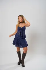 Minifalda azul marino de encaje con volados y cintura alta.