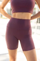 Calza corta deportiva color verde militar, de tiro alto y calce ajustado.