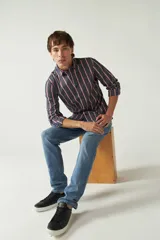 Camisa de manga larga a cuadros rojos y negros, de corte slim fit, con cuello abotonado y logo bordado en el pecho. Confeccionada en algodón.