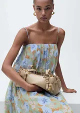 Vestido midi de gasa con estampado floral en tonos celeste, verde y naranja. Tiene tirantes finos ajustables, escote recto, cintura elastizada y forro interior.