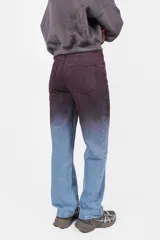 Pantalón denim de corte recto, color azul con teñido sopleteado en morado en la parte superior.