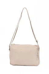 Bandolera negra de poliéster con correa ajustable y múltiples bolsillos con cierre.