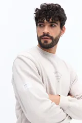 Buzo de algodón color negro lavado, con cuello redondo y estampado frontal en blanco con texto que incluye "BROOKSFIELD COVENT GARDEN LON UK". Presenta un pequeño parche negro en la manga izquierda.