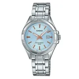 Reloj Casio analógico para mujer con caja y correa de acero inoxidable plateado. Presenta una esfera redonda de color azul claro con marcadores de hora en tono cobre y ventana de fecha a las 3.