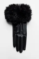 Guantes cortos negros de cuero sintético con puños de piel sintética.