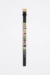 Pulsera de cuero negro con letras metálicas tricolor con el nombre de la marca. Cierre con hebilla metálica dorada y logo grabado.