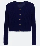 Cardigan cropped de punto color azul marino, con cuello redondo, punto texturizado y cierre frontal con botones contrastantes.