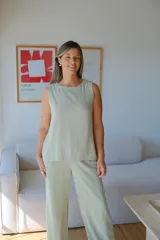 Musculosa sin mangas, color verde lima pálido, de corte recto y holgado, con cuello redondo.