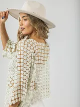 Blusa italiana calada con diseño floral en tonos champagne. Talle único con calce oversized, liviana y sofisticada.