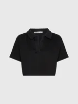 Remera negra corta de punto canalé con cuello tipo chomba y corte holgado.