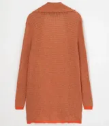 Cardigan largo de tricot color salmón con hilo metálico, terminaciones y puños en color naranja contrastante.