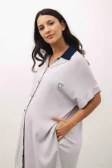 Camisa maternal gris claro de viscosa suave, con cuello camisero azul marino, cierre frontal con botones, mangas cortas y bolsillo lateral.