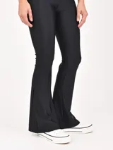 Calza negra acampanada con cintura alta.