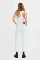 Pantalón jean celeste claro, corte recto, tiro alto y largo cropped con terminación desflecada.