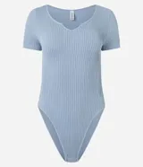 Body celeste de poliamida seamless con textura acanalada, cuello en V, mangas cortas y cierre en la entrepierna.