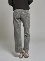 Pantalón de jean con estampado animal print en tonos grises.
