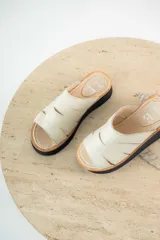 Sandalias marrones de gamuza con plataforma y tiras con aberturas.