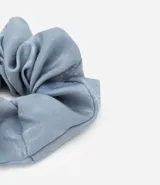 Colita para el pelo, modelo scrunchie grande, con efecto satinado, color celeste.
