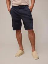 Bermuda cargo azul marino de sarga, con bolsillos laterales y traseros con solapa.