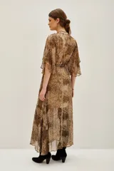 Vestido largo de viscosa con estampado animal print en tonos marrones y negros, escote en V, mangas mariposa y lazo ajustable en la cintura. Presenta una abertura frontal en la falda.