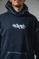 Canguro negro unisex con capucha, cordón ajustable y bolsillo tipo canguro. Estampa frontal con el logo de la marca en blanco.
