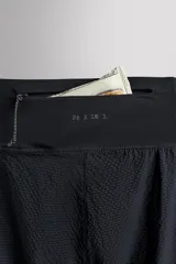Shorts deportivos negros de tejido técnico elástico con estructura perforada. Cintura elástica ajustable con cordón interior, tres compartimentos de fácil acceso y bolsillo trasero de seguridad con cierre de cremallera. Bajo con aberturas laterales. Zara Athleticz.