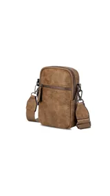 Bandolera morral color negro con cierre metálico principal y cierre frontal. Cuenta con una correa de galón gruesa y ajustable.