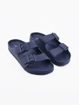 Sandalias de goma color azul marino con hebillas ajustables.