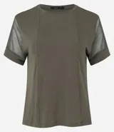 Blusa de color verde militar con cuello redondo y mangas cortas de tul. El cuerpo de la blusa es de media malla con costuras verticales visibles.