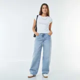 Pantalón de jean celeste de tiro alto, corte ancho y cinco bolsillos.