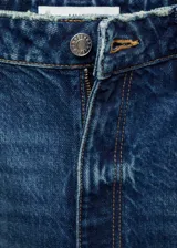 Pantalón de jean azul de corte mom fit, tiro alto y largo al tobillo. Con cierre de cremallera y botón, trabillas y cinco bolsillos.
